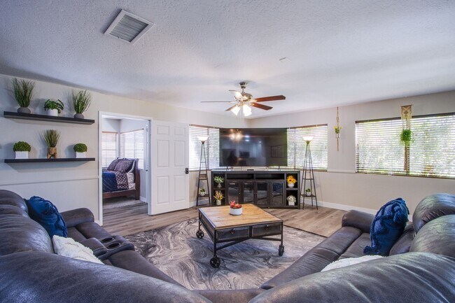 Foto del edificio - Spacious, Stylish, and Fully Furnished – L...
