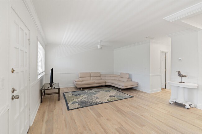 Building Photo - 1202 Palm Trail