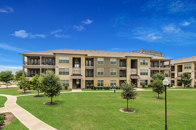 Property Grounds - Crescent Pointe Apartments