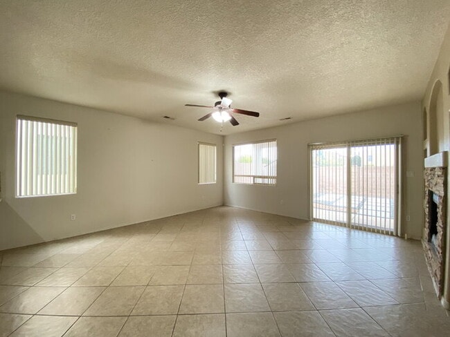 Foto del edificio - Large 5BR/2Story w/Balcony - Northern Meadows