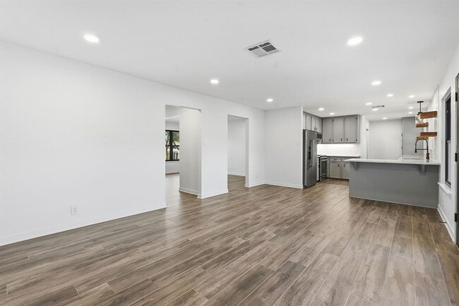 Foto del edificio - 5609 Mapleleaf Dr