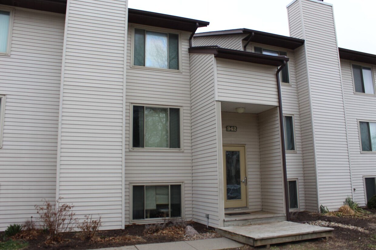 942 23rd Ave Pl Unit 5, Coralville, IA 52241 Condo for Rent in