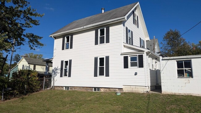 Building Photo - 305 Plummer St