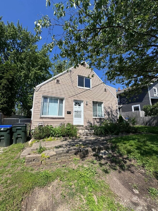 Building Photo - 2876 Hudson Dr