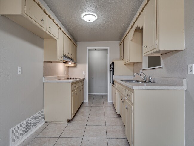 Building Photo - 1525 McGregor Dr