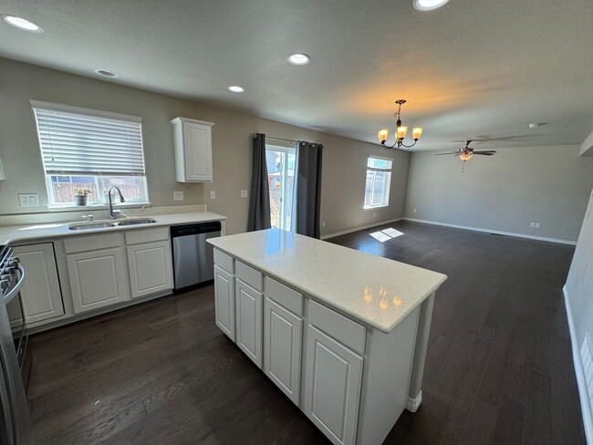 Building Photo - 3 Bedroom Home Minutes from Military Bases!