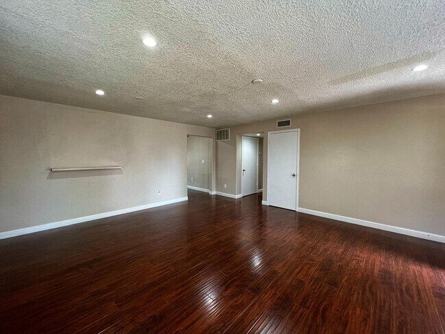 Building Photo - 3028 Walsh Loop SE