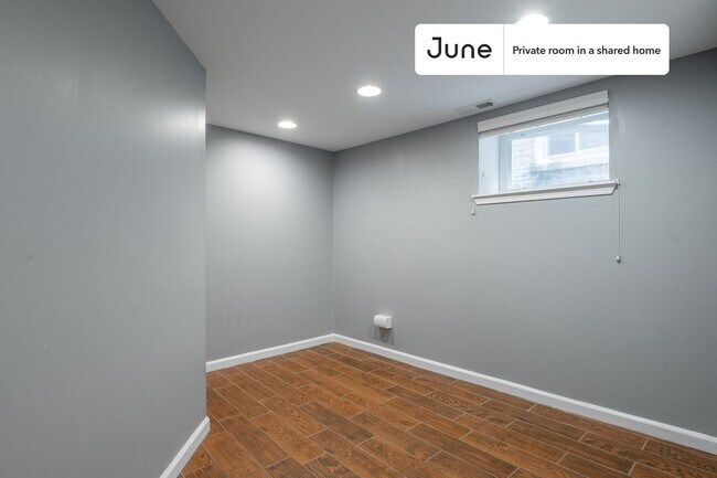 Building Photo - Private bedroom in 4 bed/2 bath Home