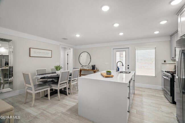 Building Photo - 854 Mallett St