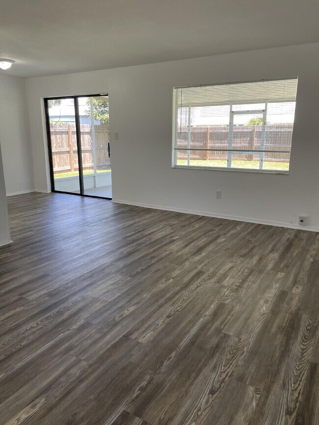 Foto del edificio - Coastal Living Starts Here – Renovated 4BR Home Just 10 Minutes from the Beach