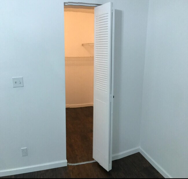 Foto del edificio - 700 Village Green Ct