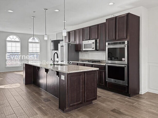 Foto del edificio - 4 Bed/3.5 Bath Townhome with Garage / Pet-Friendly / Vouchers Accepted / Available Now!