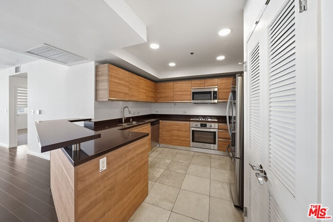 Foto del edificio - 3785 Wilshire Blvd