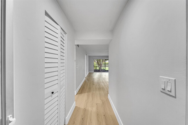 Foto del edificio - 6200 NW 44th St