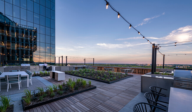 La terraza comunitaria de la azotea es su espacio para disfrutar desde el piso 17 - The Elm