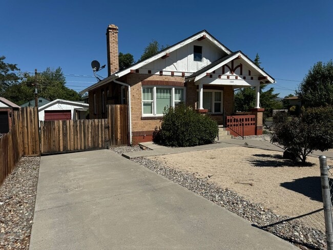 Building Photo - Charming South West Home!