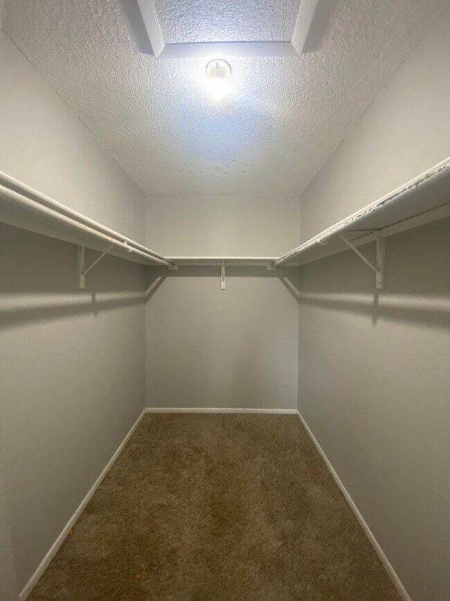 Foto del edificio - Move into this beautiful 2 bed 2 bath apar...