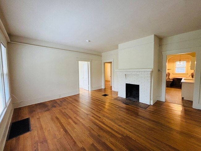 Building Photo - 3 Bedroom, 1 Bath House