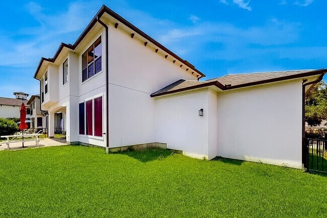 Foto del edificio - 1834 Lakeside Dr