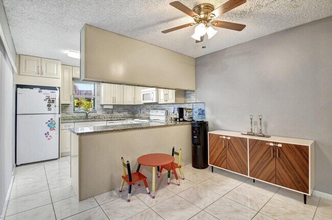 Foto del edificio - 7627 Courtyard Run W