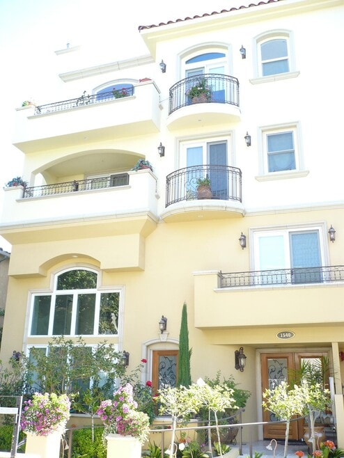 Building Photo - 1540 S Bentley Ave