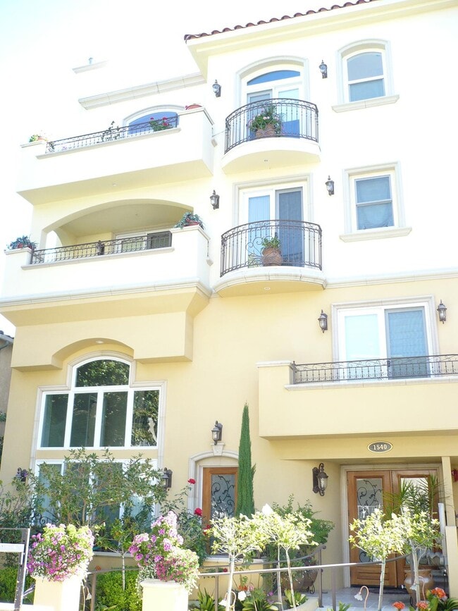 Building Photo - 1540 S Bentley Ave