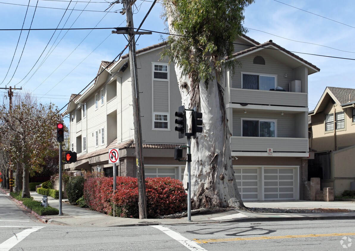 Primary Photo - 1500 Carmelita Ave