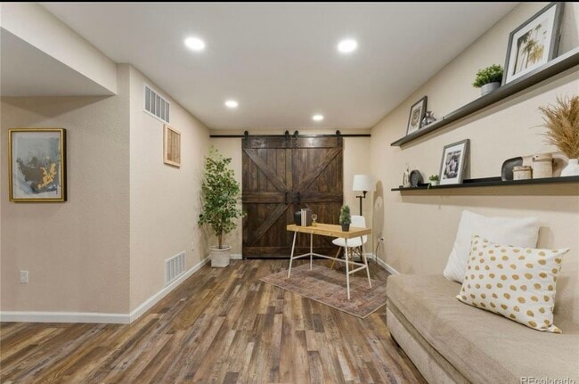 Building Photo - 5555 E Briarwood Ave
