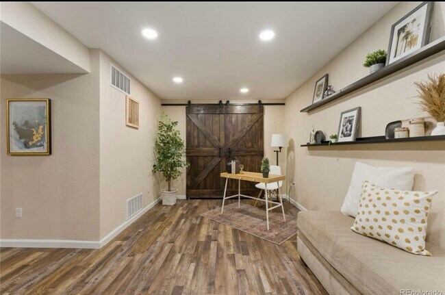 Foto del edificio - 5555 E Briarwood Ave