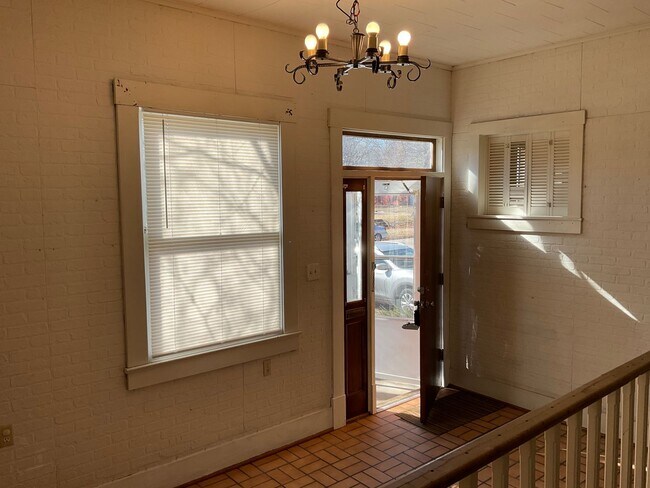 Foto del edificio - Roomy 2 bedroom 1 bath home