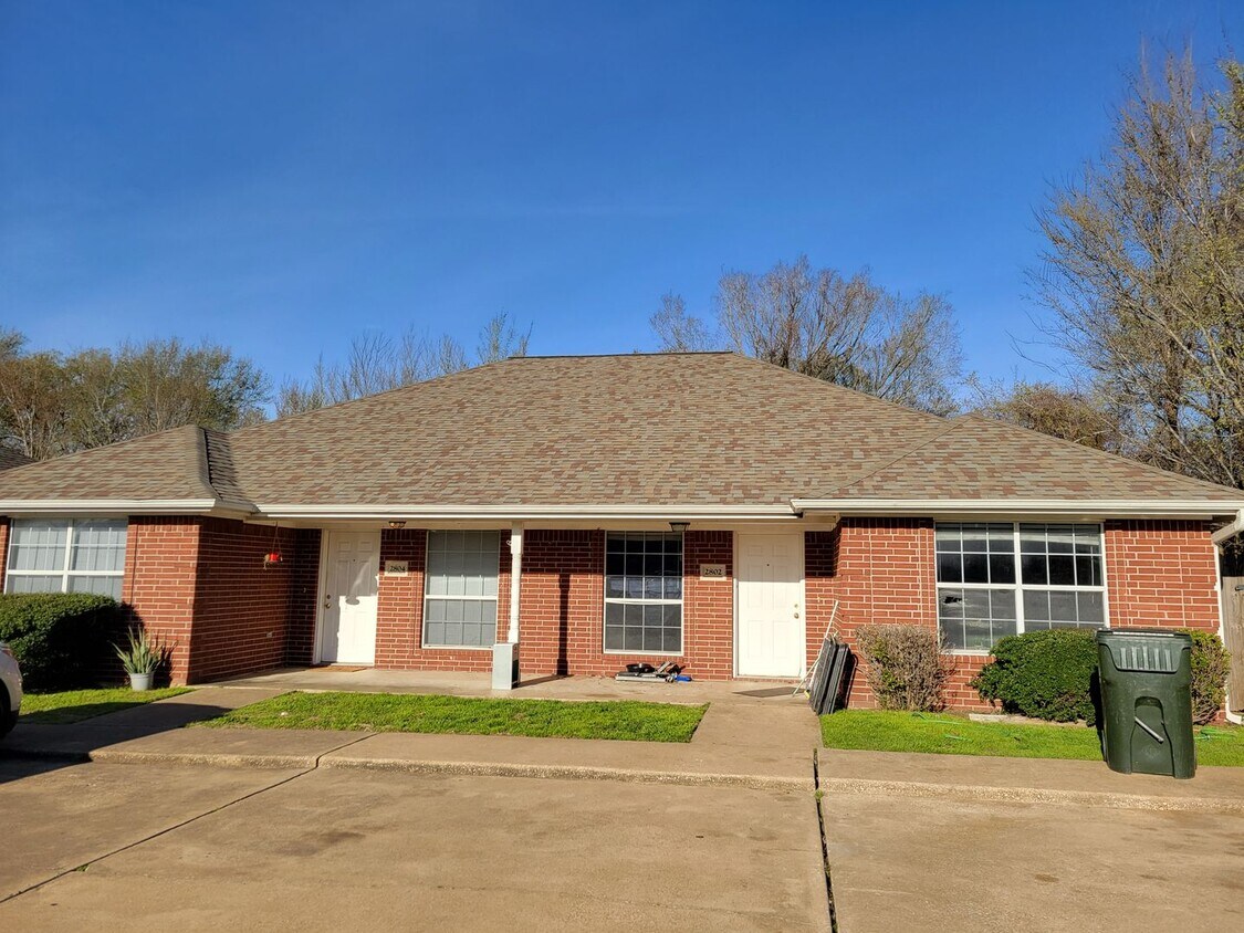 Foto del edificio - Bryan, West side - 3 bedroom / 2 bath duplex with fenced in yard.