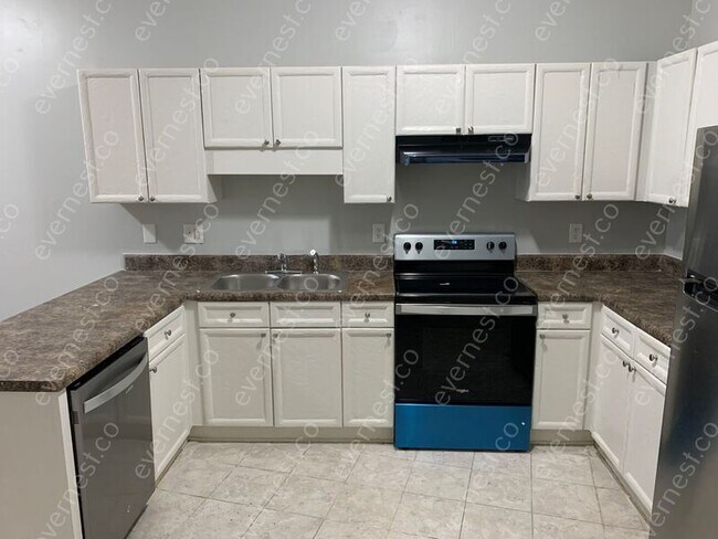 Foto del edificio - 504 Waterford Lake Cir