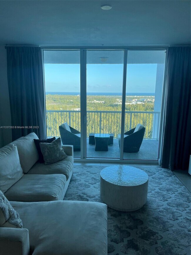 Foto del edificio - 14951 Royal Oaks Ln