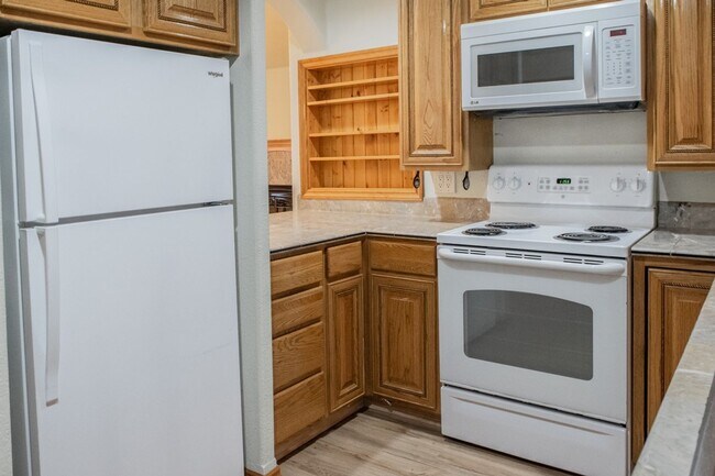 Building Photo - Custom upgrades throughout this 2bed 2.5bt...