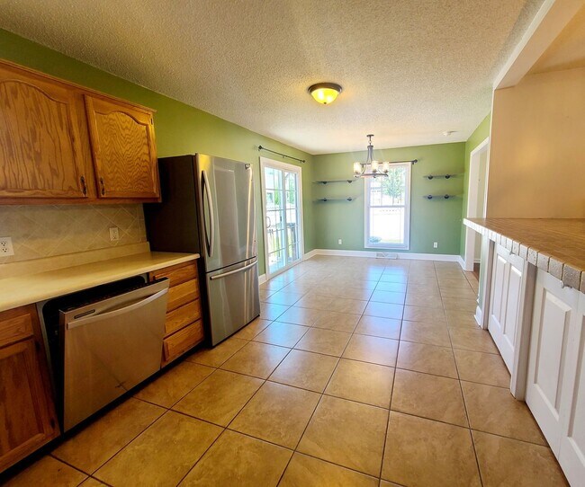 Building Photo - The Westender - 3 bedrm, 2 bath with lawn ...