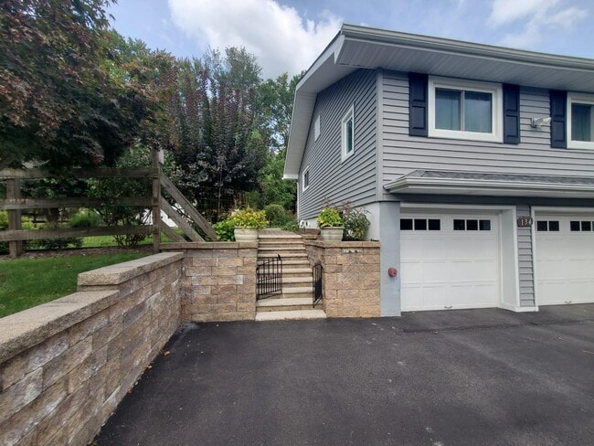Foto del edificio - 134 Quaker Hill Rd