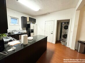 Building Photo - 93 A Hillside St