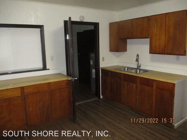 Building Photo - 2 br, 1 bath House - 115 S. HARBOR ST.