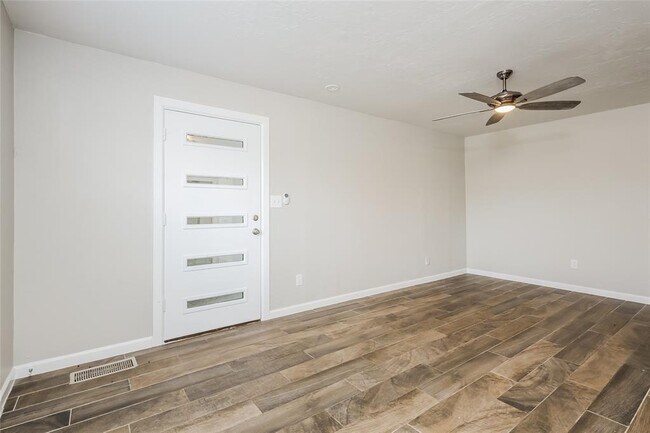 Foto del edificio - 2404 Carlton Way