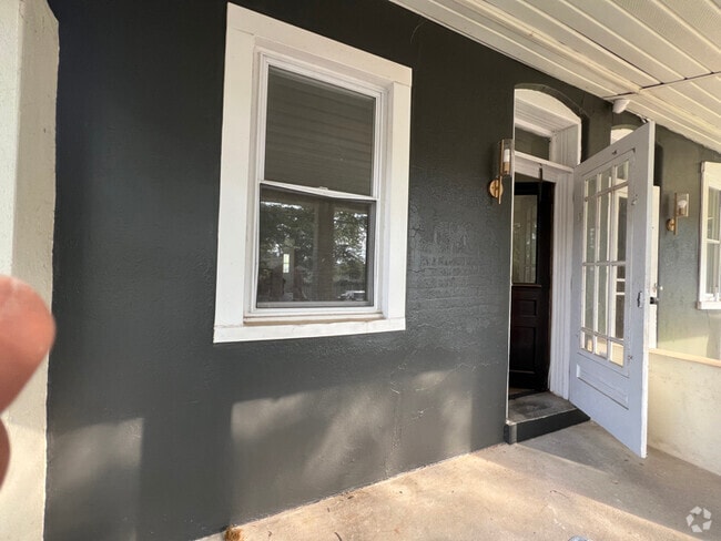 Building Photo - 823 Maple Ave