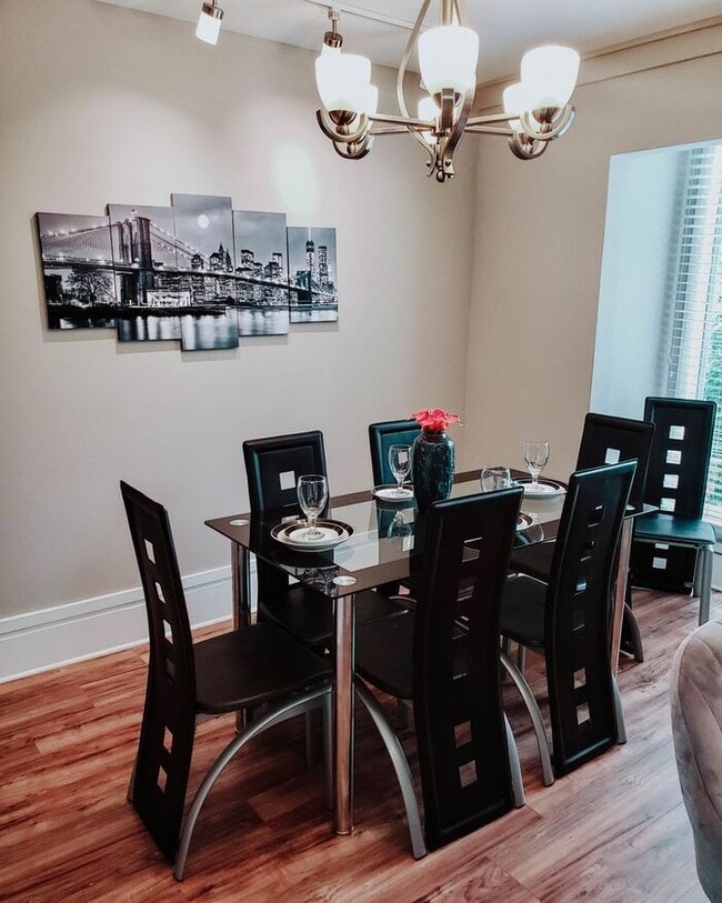 Building Photo - Renovated 2 Bedroom Apartment!