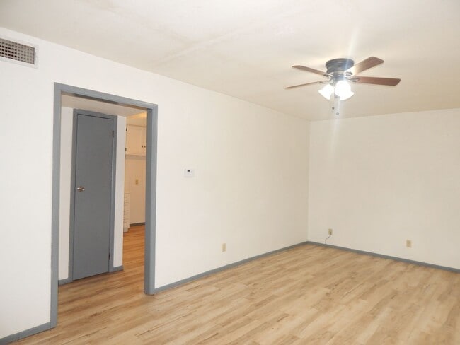 Building Photo - Charming 2 Bedroom, 1-1/2 Bath Duplex in T...