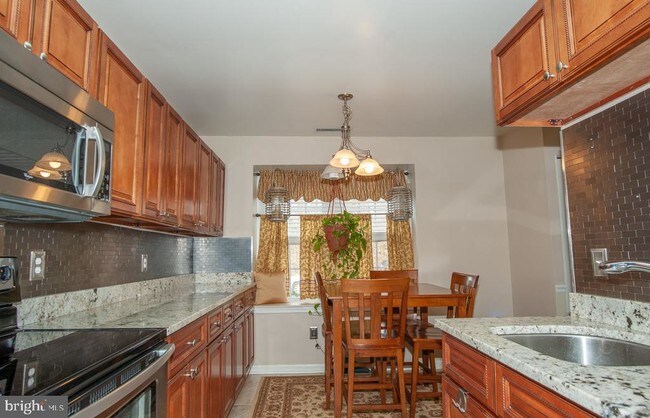 Building Photo - 8214 Stationhouse Ct