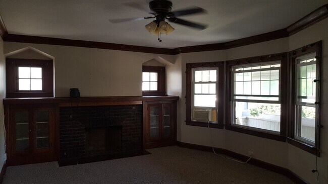 Spacious Living Room complete with built in bookcases. - 2021 Lincoln Ave