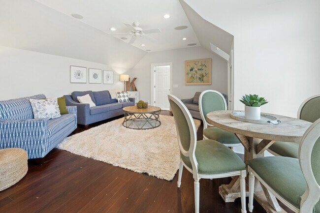 Foto del edificio - 743 Collins Meadow Dr