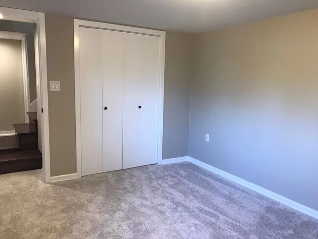 Building Photo - Viewings by appointment only. Please do not knock on the door or disturb current occupants.