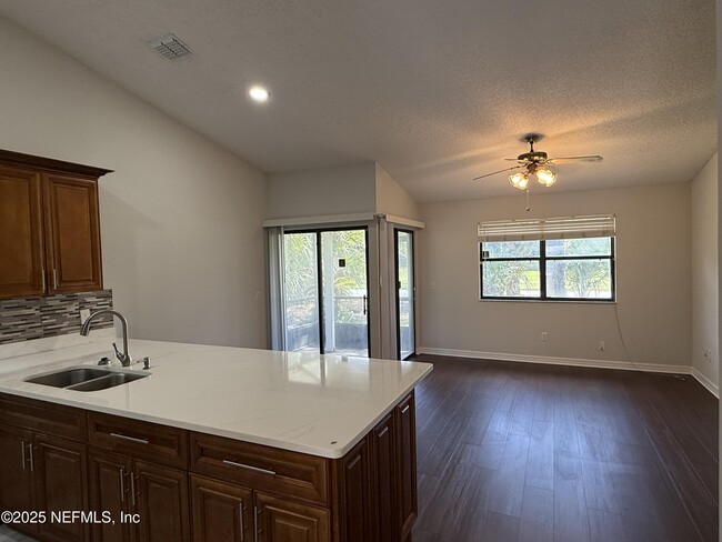 Foto del edificio - 8348 Westover Ct