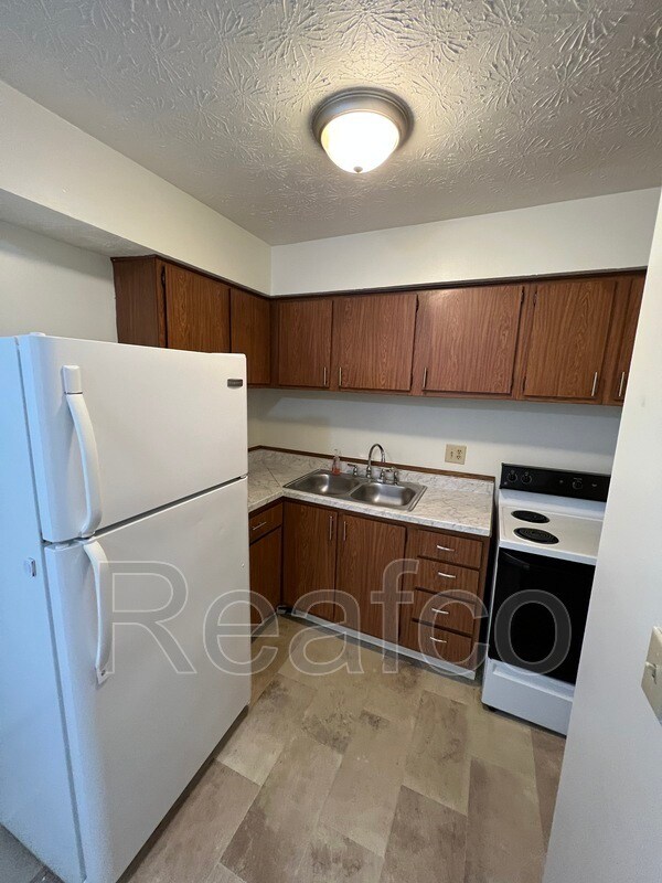 Building Photo - 1582 Harvester Ln
