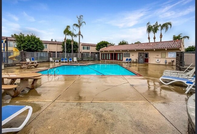 Building Photo - 700 W La Veta Ave