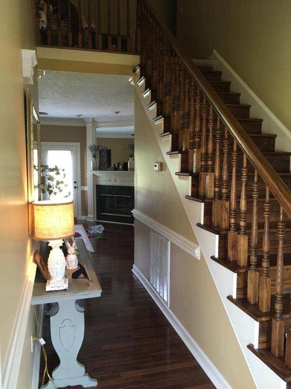Vaulted entrance with oak floors and stairs - 62 Sommersby Dr